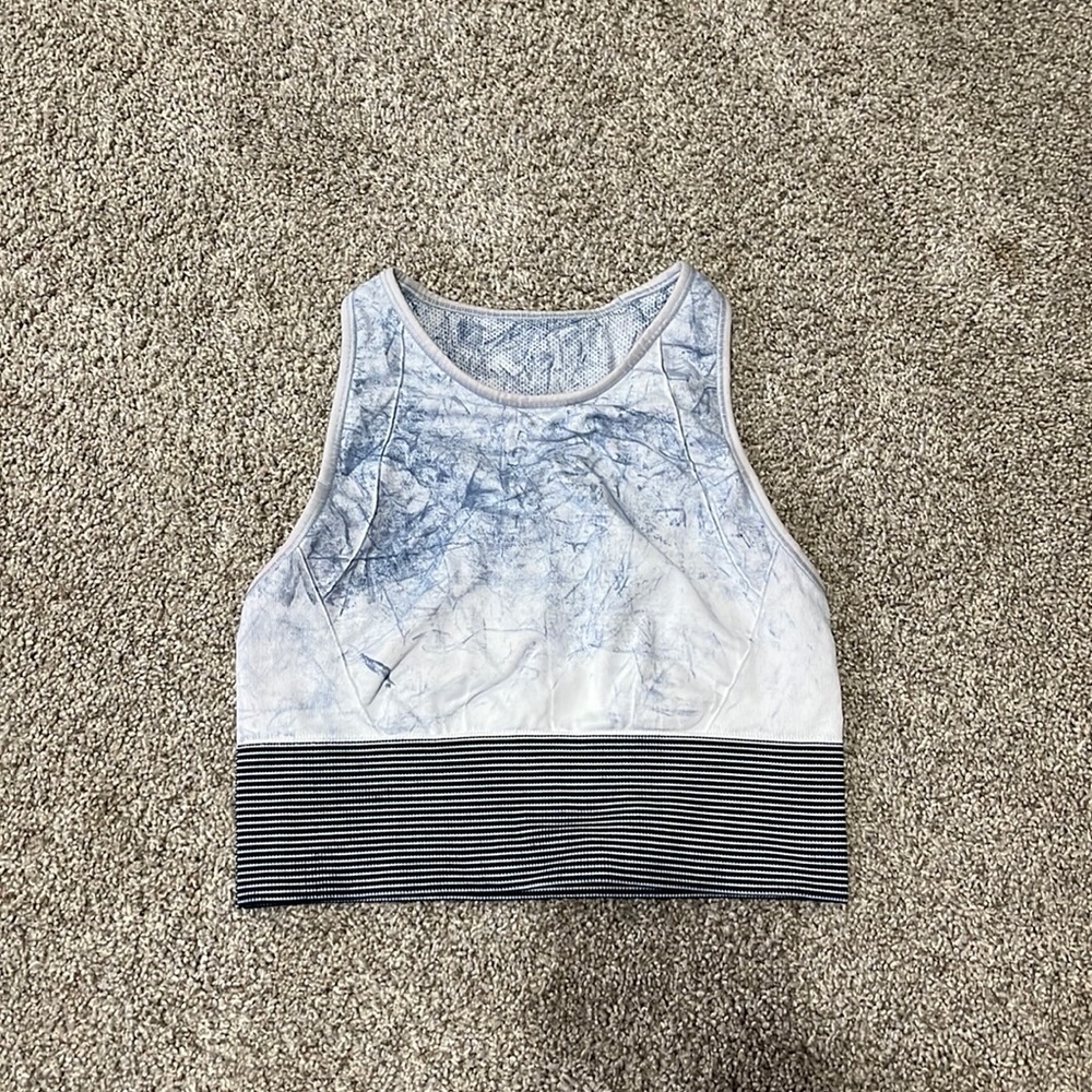 Lululemon halter back sports bra. No padding included but can add pads. Size 6